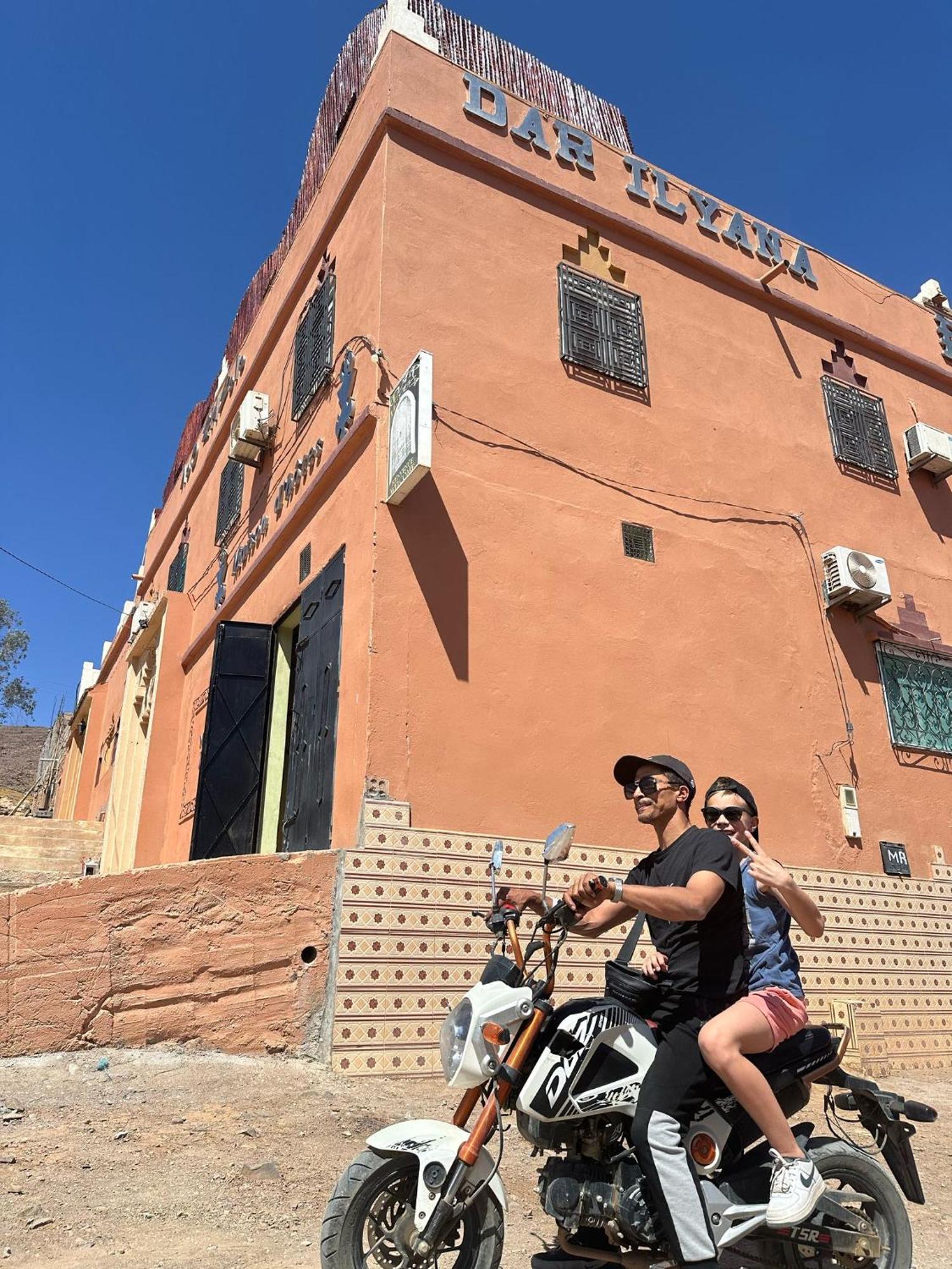 Dar Ilyana Hotell Ait Tiourhza Exteriör bild